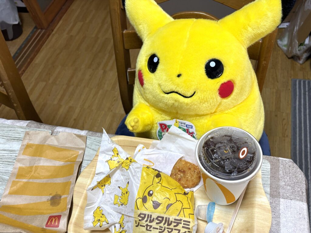 「タルタルデミソーセージマフィン」と我が家のピカチュウぬいぐるみ